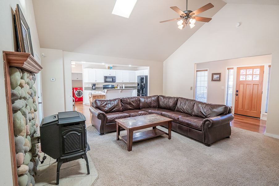 Interior of livingroom home for sale in Veneta, oregon